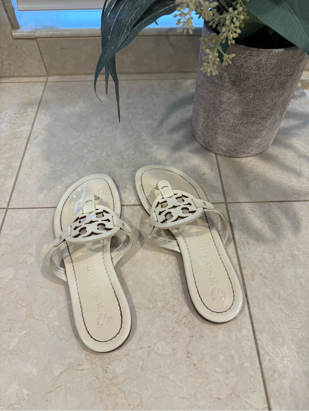 Tory Burch Ivory Patent Miller Thong Sandal Size 6.5 - Picture 3 of 12